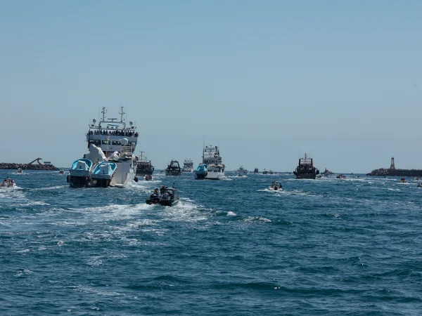 La procession prend la mer